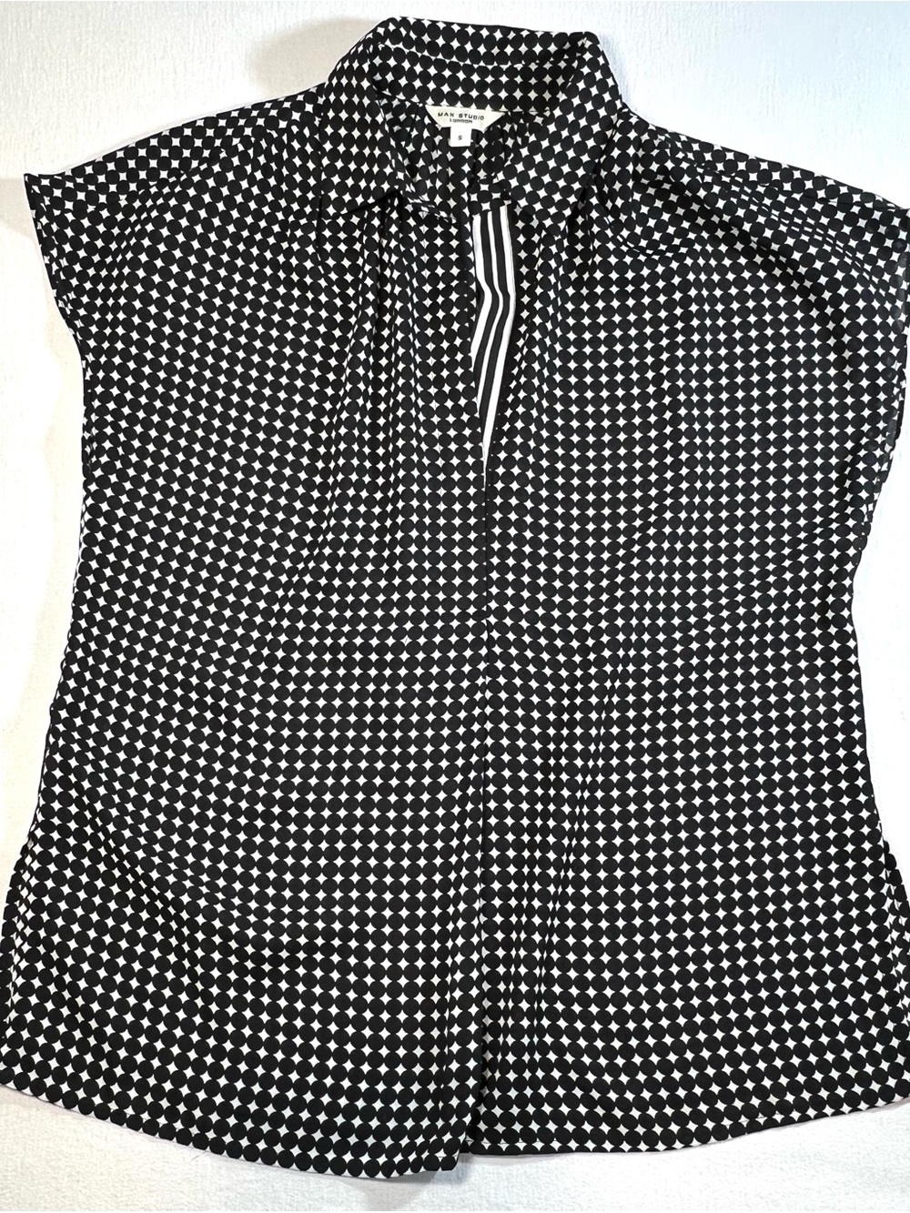 Max Studio Black and White Geometric Cap-Sleeve Blouse